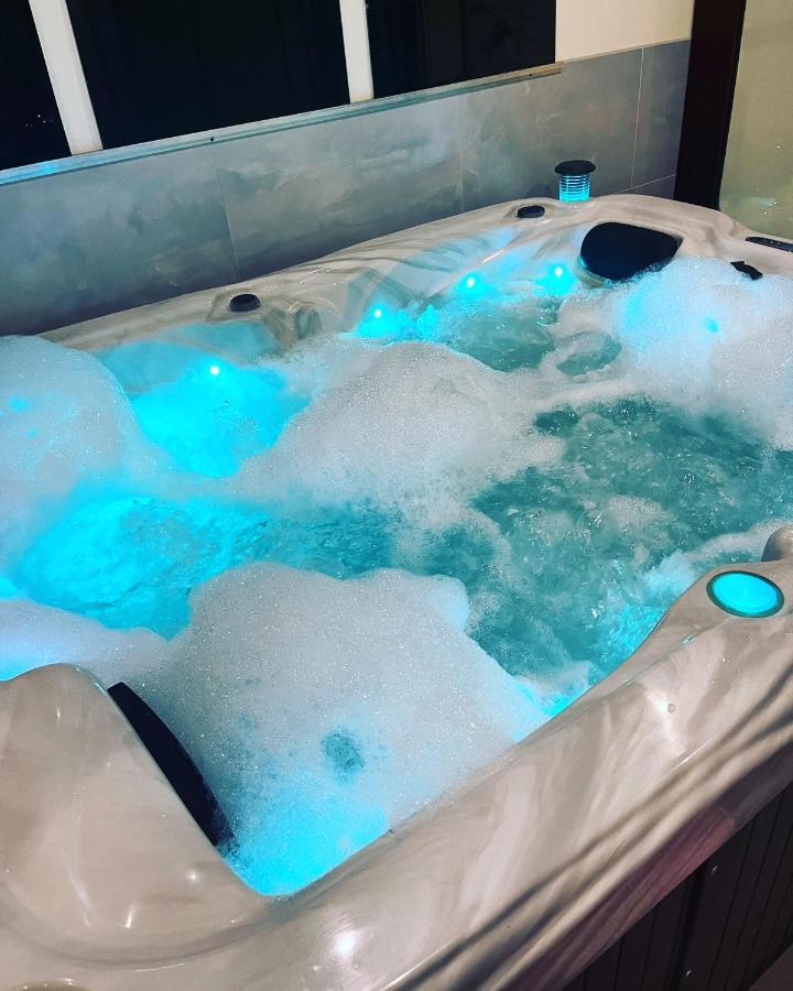 מוסקרון Spabyelleetlui Spa Rouge Ou Bleu מראה חיצוני תמונה