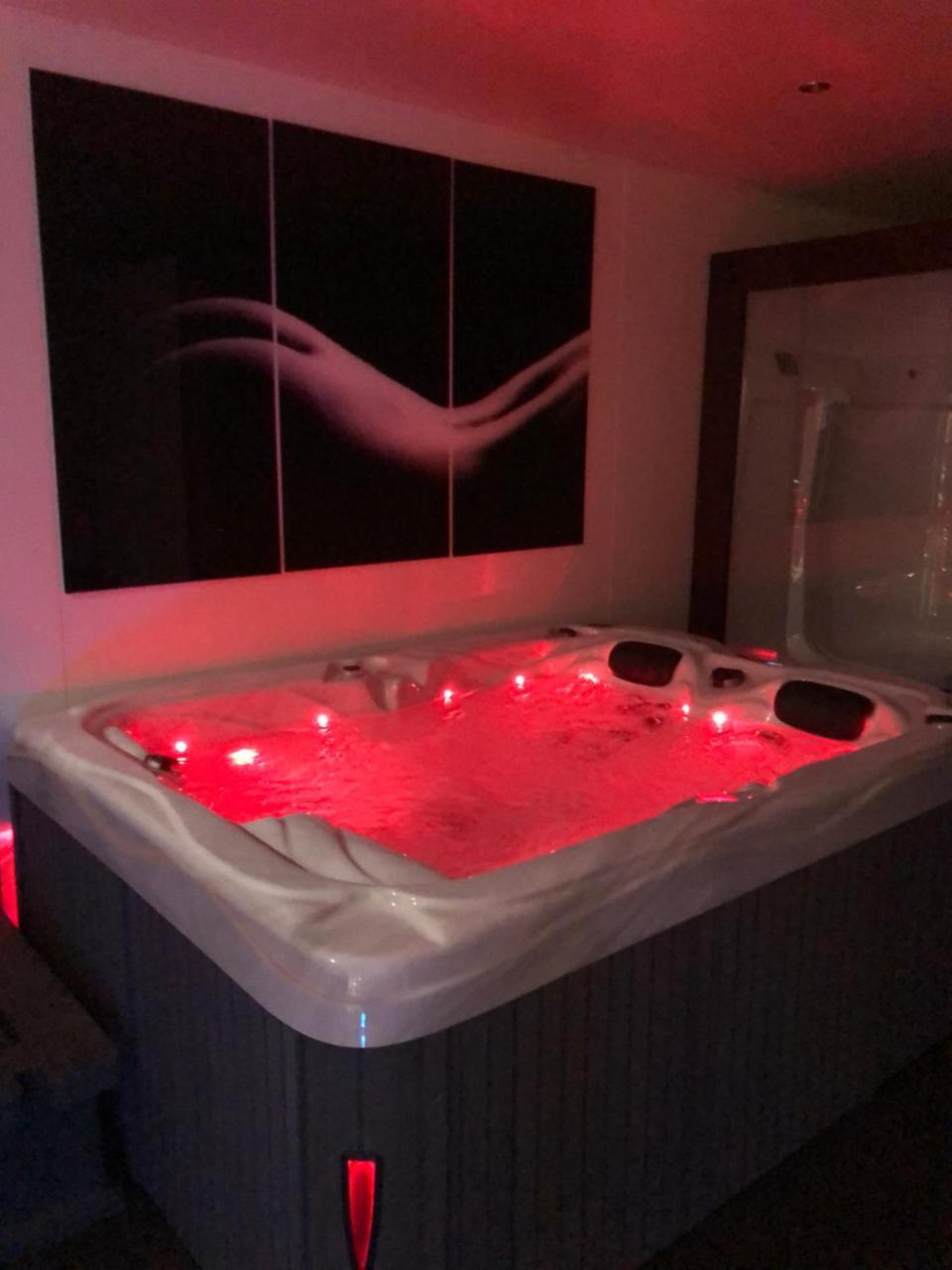 מוסקרון Spabyelleetlui Spa Rouge Ou Bleu מראה חיצוני תמונה